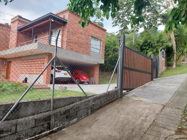 Casa en venta en Envigado, Antioquia - Loma del Escobero - foto 2